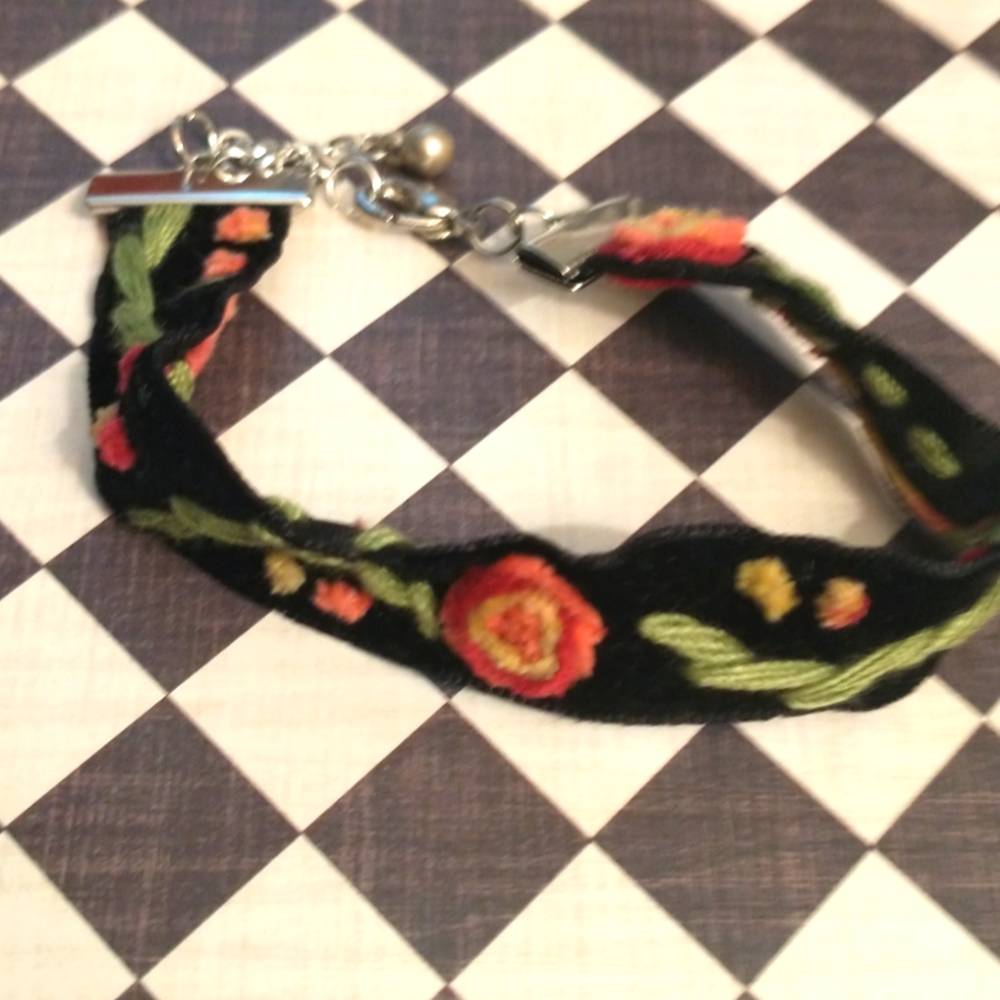Velvet Embroidered bracelet - Picture 2 of 5